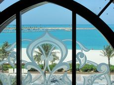 091  Emirates Palace Hotel, Blick auf Arabischen Golf.JPG